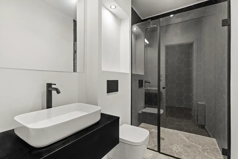 Wohnung Hamburg-Winterhude – Duschbad / Gäste-WC